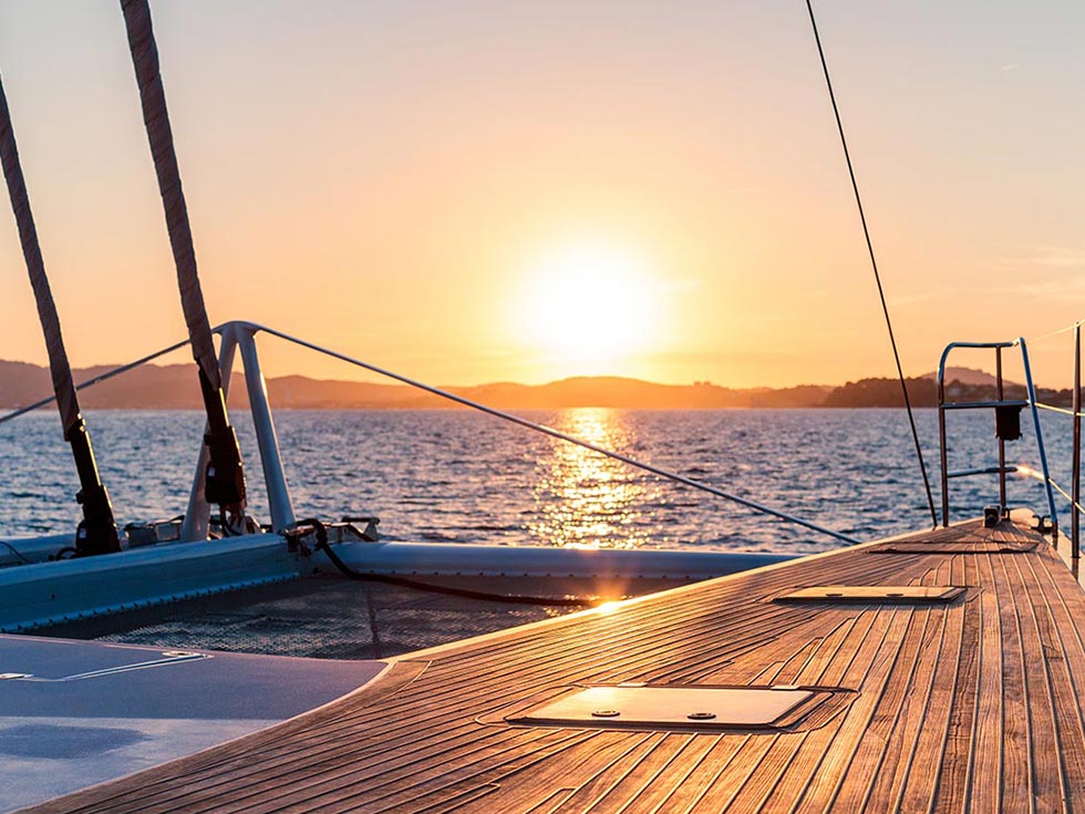 catamaran al puesta del sol