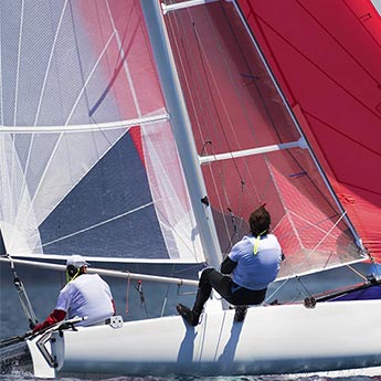 deportistas en un catamaran de regata