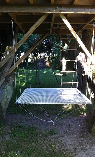 plataforma suspendida con red de exterior en el jardin