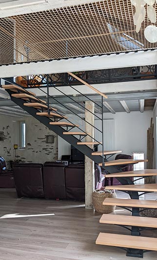 red de vivienda con una escalera